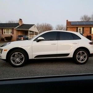 Meet your Posher, Lindria